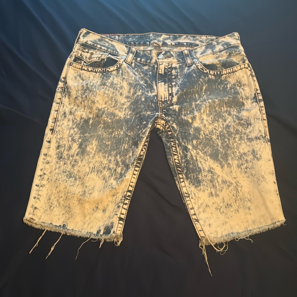 True religion Jean shorts. Great condition like new. Size 40.
